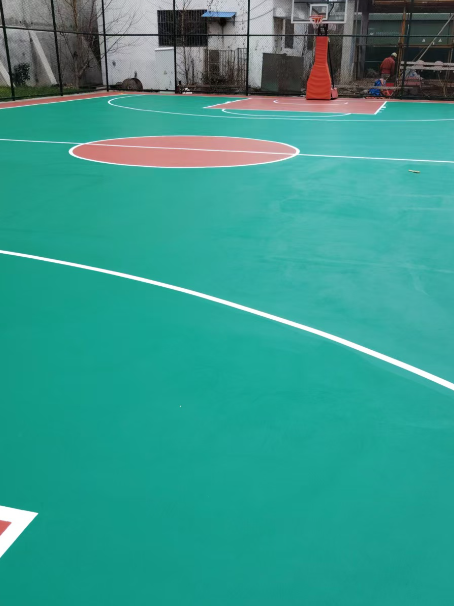 阿克苏 球场长期使用易出现地面开裂